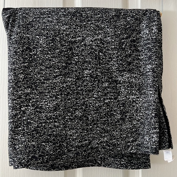 Lululemon Vinsaya Scarf Jacquard Print in Black and White Excellent Condition - Picture 4 of 7